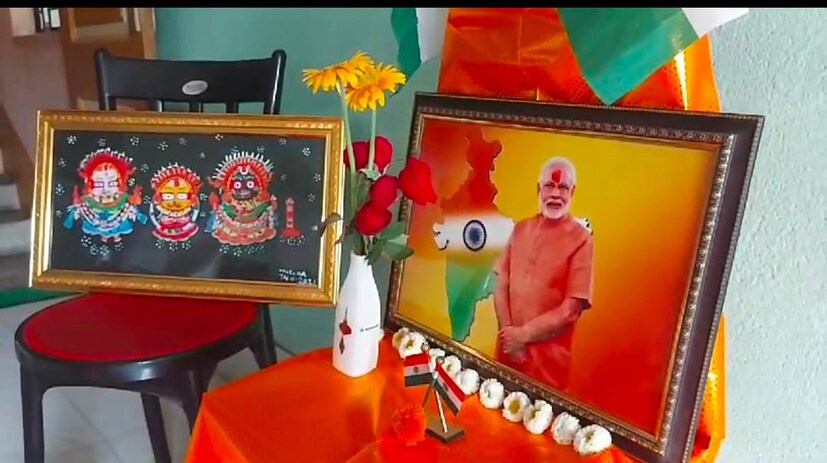  നേരിൽ കണ്ട് താൻ വരച്ച ചിത്രങ്ങൾ സമ്മാനിക്കുന്ന ദിവസത്തിനായി കാത്തിരിക്കുകയാണ് കുട്ടി. ''കുഞ്ഞുംനാളുമുതൽ എനിക്ക് അദ്ദേഹത്തെ ഏറെ ഇഷ്ടമാണ്. അദ്ദേഹത്തെ കുറിച്ച് കൂടുതൽ അറിഞ്ഞുകൊണ്ടാണ് വളർന്നത്. രാജ്യത്തിന് വേണ്ടി ഒന്നിനുപുറകെ ഒന്നായി വികസന പദ്ധതികൾ നടത്തുകയാണ് അദ്ദേഹം. അരംബാഗിൽ എത്തുമ്പോള്‍ അദ്ദേഹത്തെ കാണാനാകുമെന്നാണ് പ്രതീക്ഷ''- ഉപാസന പറയുന്നു.