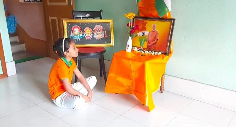  കൊൽക്കത്ത: പശ്ചിമ ബംഗാളിലെ ഹൂഗ്ലിയിലെ അരംബാഗില്‍ പ്രധാനമന്ത്രി നരേന്ദ്ര മോദിയുടെ സന്ദർശനത്തിനായി കാത്തിരിക്കുകയാണ് ഒരു നാലുവയസുകാരി. ടെലിവിഷൻ സ്ക്രീനില്‍ മോദിയെ കണ്ടും പ്രസംഗങ്ങൾ കേട്ടും ആരാധികയായതാണ് ഉപാസന ദാസ്.