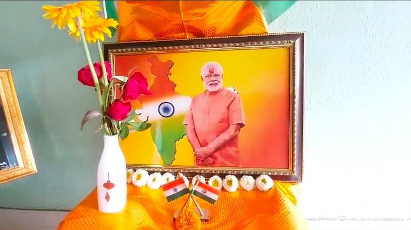  ഉപാസനയുടെ വീട്ടിലാകട്ടെ എവിടേക്ക് തിരിഞ്ഞാലും നരേന്ദ്ര മോദിയുടെ ചിത്രങ്ങളാണ്. മോദിയെ സ്വന്തം മുത്തച്ഛനായാണ് കുട്ടി കരുതുന്നത്. പ്രധാനമന്ത്രിയെ നേരിൽ കാണണമെന്നത് ഏറെ നാളായുള്ള ആഗ്രഹമാണ്.