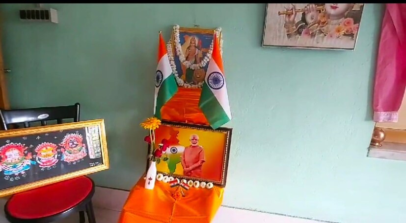  അരംബാഗ് ടൗണിലെ ചിൽഡ്രൻസ് പാർക്കിന് സമീപത്താണ് ഉപാസനയുടെ വീട്. ശാരദ വിദ്യാപീഠത്തിലെ നാലാം ക്ലാസുകാരി, കുഞ്ഞുംനാളുമുതൽ മോദിയുടെ ആരാധികയാണ്. ആരാധന മൂത്ത് പ്രധാനമന്ത്രിയുടെ ചിത്രങ്ങള്‍ വരയ്ക്കുന്നത് ഉപാസന പതിവാക്കി.