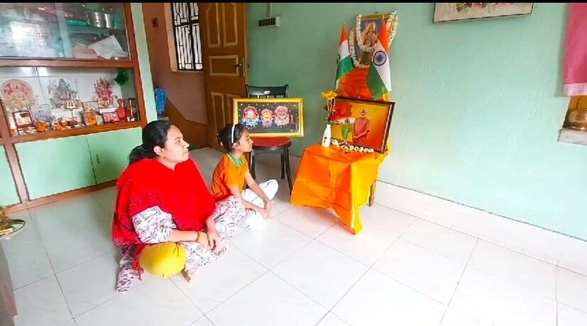  താൻ പ്രധാനമന്ത്രിയുടെ പ്രസംഗം ടിവിയിൽ കാണുമ്പോഴൊക്കെ ഉപാസനയും കൂടെ വന്നിരിക്കാറുണ്ടെന്നും അവ ശ്രദ്ധയോടെ കേൾക്കാറുണ്ടെന്നും അമ്മ പറയുന്നു. ഉപാസന മാത്രമല്ല, കുടുംബാംഗങ്ങളെല്ലാം പ്രധാനമന്ത്രിയുടെ അരംബാഗിലേക്കുള്ള വരവ് കാത്തിരിക്കുകയാണ്.
