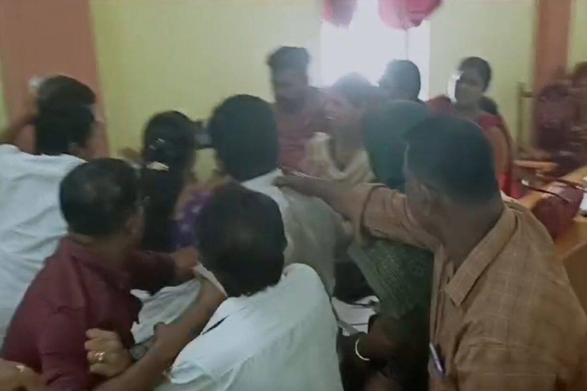 കൊല്ലത്ത് പഞ്ചായത്ത്‌ അംഗങ്ങൾ തമ്മിലടിച്ചു; പോർവിളിച്ച് തമ്മിൽതല്ലിയത് വിളക്കുടി പഞ്ചായത്തിലെ പുരുഷ-വനിതാ അംഗങ്ങള്‍