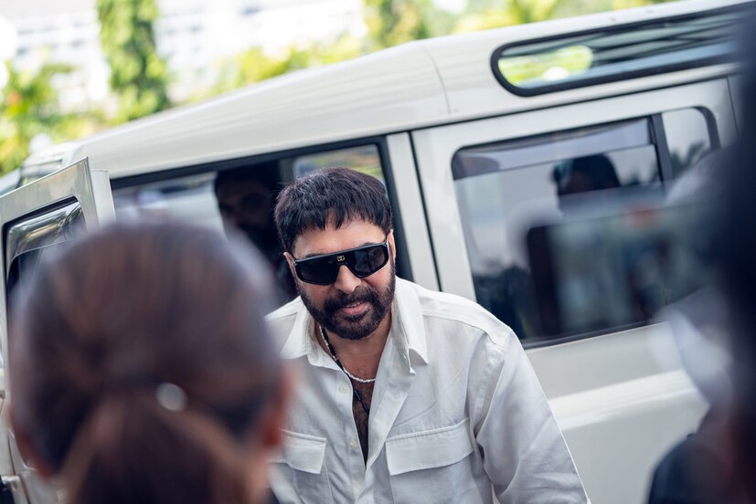  റിലാക്സ് ഫിറ്റ് കാറ്റഗറിയിലുള്ള ഷര്‍ട്ടിന് ഫ്രെഡ് കോളറും ഷോര്‍ട് സ്ലീവും ചെസ്റ്റ് പാച്ച് പോക്കറ്റുമാണ് ഇതിന്‍റെ ഹൈലൈറ്റ്. സാറയുടെ ഔദ്യോഗിക വെബ്സൈറ്റില്‍ 3999 രൂപയാണ് ഇതിന്‍റെ വില. എന്നാല്‍ കേവലം 990 രൂപയക്ക് ഓഫര്‍ പ്രൈസില്‍ നിങ്ങള്‍ക്ക് ഇപ്പോള്‍ ഇത് സ്വന്തമാക്കാം.