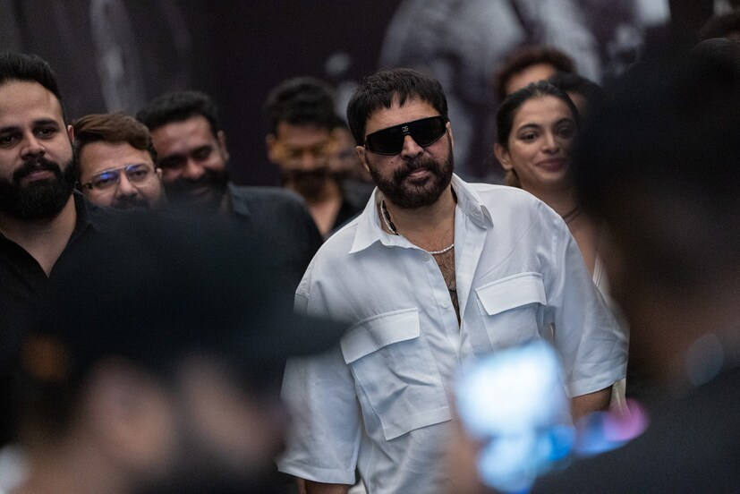  പ്രസ് മീറ്റില്‍ പങ്കെടുക്കാനെത്തിയവരെല്ലാം ബ്ലാക്ക് ആന്‍ഡ് വൈറ്റ് തീമിലുളള വസ്ത്രങ്ങള്‍ ധരിച്ചാണ് എത്തിയത്. എഴുപത്തിരണ്ട് വയസിന്‍റെ ചെറുപ്പമുള്ള മമ്മൂട്ടി പരിപാടിക്കെത്തിയ ലുക്ക് കണ്ടിട്ടാണ് ആരാധകര്‍ ഈ കമന്‍റ് ഏറ്റെടുത്തത്.