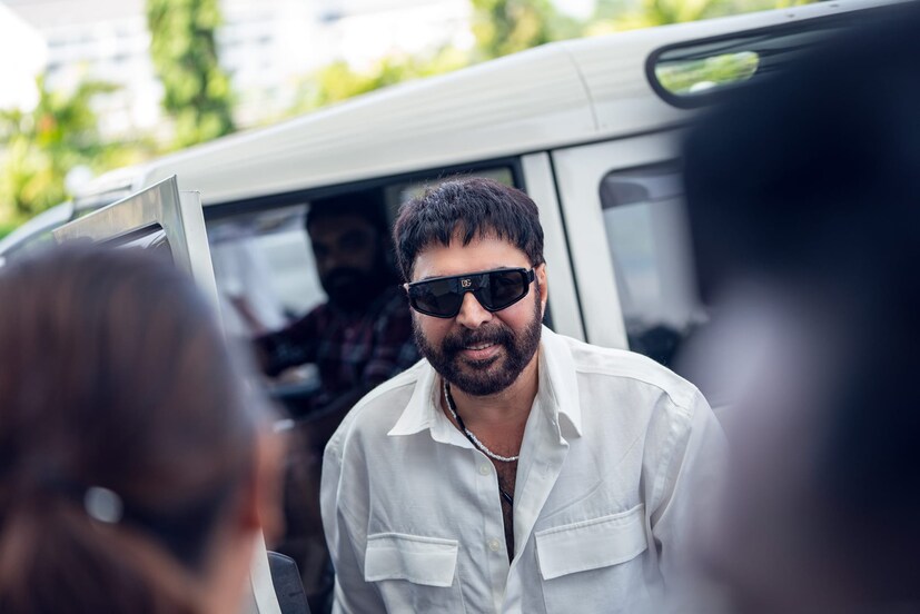  കറുത്ത നിറത്തിലുള്ള പാന്‍റും വെള്ള ഷര്‍ട്ടും ധരിച്ചെത്തിയ താരം അണിഞ്ഞ ഷര്‍ട്ട് ഏതാണെന്ന് ചിലരെങ്കിലും ഗൂഗിളില്‍ തിരഞ്ഞുകാണും. മലയാള സിനിമയില്‍ ഇത്രയധികം ഫാഷന്‍ സെന്‍സുള്ള മറ്റൊരു സീനീയര്‍ നടനില്ലെന്ന് അദ്ദേഹത്തിന്‍റെ കോസ്റ്റ്യും കണ്ടാല്‍ തോന്നും.