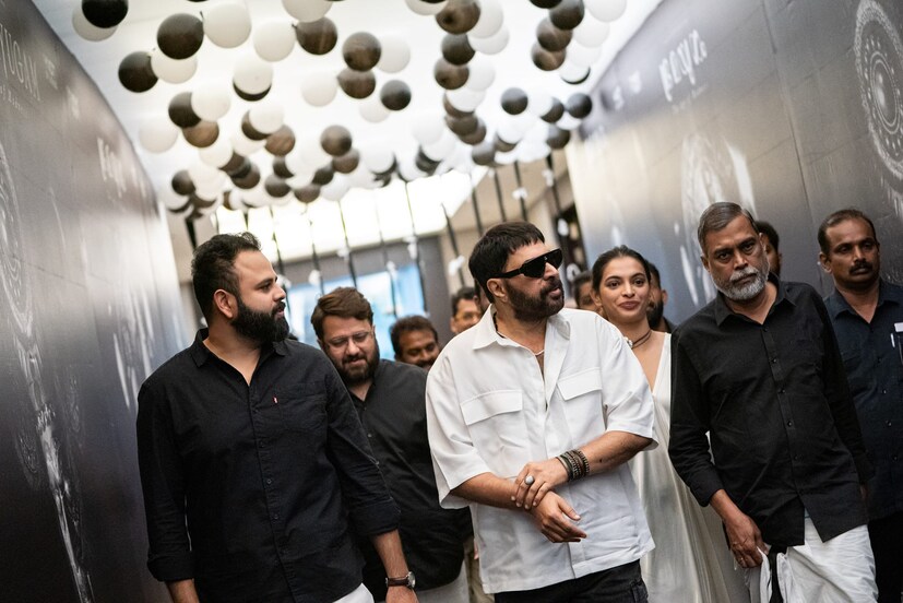  ലോകോത്തോര ബ്രാന്‍ഡായ സാറയുടെ വൈയോസല്‍-ലിനന്‍ ഷര്‍ട്ടാണ് മമ്മൂട്ടി ധരിച്ചിരുന്നത്. സ്പാനിഷ് മള്‍ട്ടിനാഷണല്‍ കമ്പനിയായ സാറ ലോകമെമ്പാടും ആരാധകരുള്ള ബ്രാന്‍ഡ് ആണ്<span style="color: #333333; font-size: 1rem;">. </span>