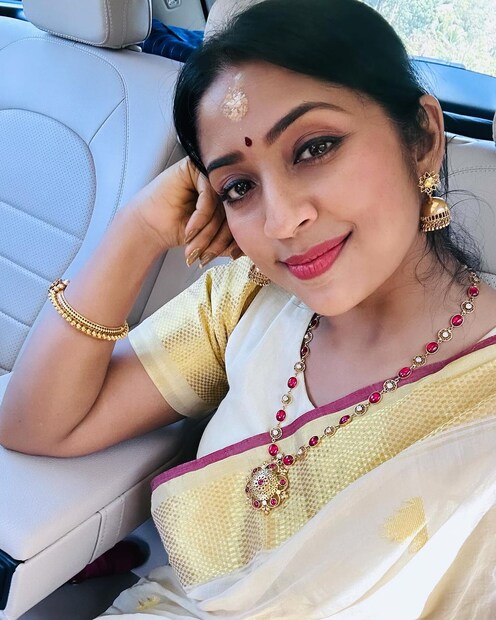  നന്ദനത്തിലെ ബാലാമണിയായി മലയാളികളുടെ മനസില്‍ ഇടംനേടിയ അഭിനേത്രിയാണ് നവ്യാ നായര്‍. അടിമുടി കൃഷ്ണ ഭക്തകൂടിയായ നവ്യ ഗുരുവായൂര്‍ അടക്കമുള്ള ക്ഷേത്രങ്ങളില്‍ ദര്‍ശനം നടത്താനും നൃത്തം അവതരിപ്പിക്കാനും അടിക്കടി പോകാറുമുണ്ട്.