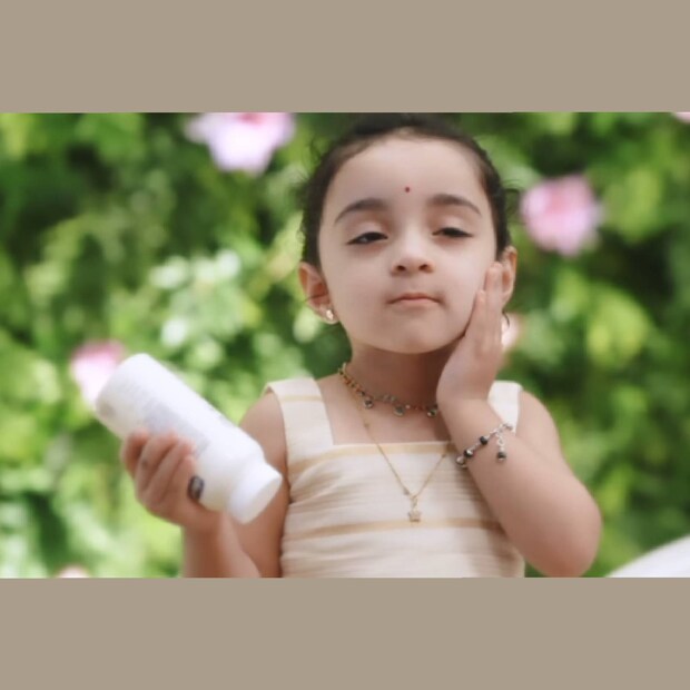 നല്ല പട്ടുപാവാടയും ആഭരണങ്ങളും അണിയിച്ചിട്ടും കുറച്ചു ബേബി പൗഡർ കൂടിയിട്ട് കൂടുതൽ സുന്ദരിയാവുന്ന തിരക്കിലാണ് നിലാ ബേബി. ഇത് ക്യാമറയിൽ പതിയുകയും ചെയ്തു താനും 