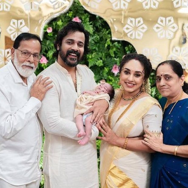 മുത്തശ്ശിയുടെ അരികിലേക്ക് നടന്ന യാത്രയിൽ മനസ് നിറഞ്ഞു എന്ന് പേളി മാണി വീഡിയോ ക്യാപ്‌ഷനിൽ രേഖപ്പെടുത്തി. ഇടയ്ക്കിടെ പേളിയുടെ വീഡിയോയിൽ ശ്രീനിഷിന്റെ അമ്മ വന്നുപോകാറുണ്ട് 