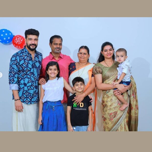 ടി.വി. പരിപാടികളിൽ കുടുംബസമേതം പങ്കെടുക്കുന്നയാളാണ് പിഷാരടി. മലയാളം സംസാരിക്കാൻ അധികം വശമില്ലാത്തയാളാണ് പിഷാരടിയുടെ ഭാര്യ സൗമ്യ. അതേസമയം, ചിലനേരങ്ങളിൽ പിഷാരടിയെ പോലെത്തന്നെ കോമഡി പറയാനും സൗമ്യക്ക് വശമുണ്ട്  