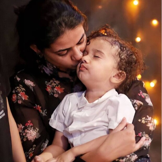 അമ്മ സൗമ്യയുടെ സ്നേഹലാളനകൾ ഏറ്റുവാങ്ങുന്ന കുഞ്ഞാണ് ഈ ചിത്രത്തിൽ. നടനും സംവിധായകനും അവതാരകനും കൊമേഡിയനുമായ രമേശ് പിഷാരടിയുടെ ഏറ്റവും ഇളയ കുഞ്ഞാണ് ഗോവർദ്ധൻ. ഗോവർദ്ധന് ഒരു ചേച്ചിയും ചേട്ടനും കൂടിയുണ്ട് 