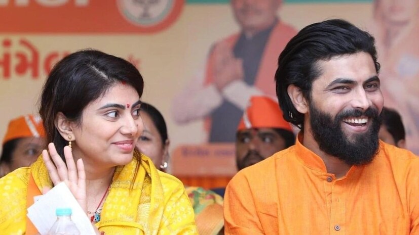  എനിക്ക് ഒന്നും മറയ്ക്കാനില്ല. കൊച്ചുമകളുടെ മുഖം കണ്ടിട്ട് അഞ്ച് വർഷത്തിലേറെയായി. റിവാബയുടെ കുടുംബമാണ് എല്ലാ കാര്യവും കൈകാര്യം ചെയ്യുന്നത്. അവർ എല്ലാത്തിലും ഇടപെടും.’’– ജഡേജയുടെ പിതാവ് ആരോപിച്ചു.