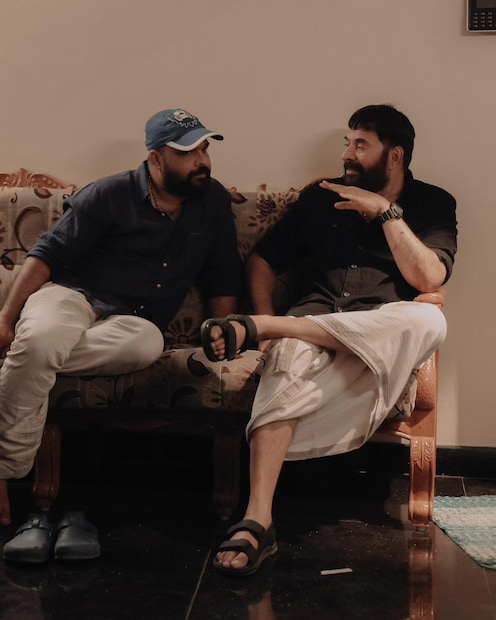  മമ്മൂട്ടി നായകനായെത്തിയ 'ടർബോ' കമൽഹാസൻ ചിത്രം റിലീസ് ചെയ്യുന്ന അതേദിവസം തന്നെ ഒടിടി സ്ട്രീമിങ് ആരംഭിക്കും. വൈശാഖ് സംവിധാനം ചെയ്ത ഈ മാസ്സ് ആക്ഷൻ കോമഡി ചിത്രം തിയേറ്ററിൽ മികച്ച പ്രതികരണം നേടിയിരുന്നു. സോണി ലിവ് ആണ് ചിത്രത്തിന്റെ സ്ട്രീമിങ് അവകാശം വാങ്ങിയിരിക്കുന്നത്.