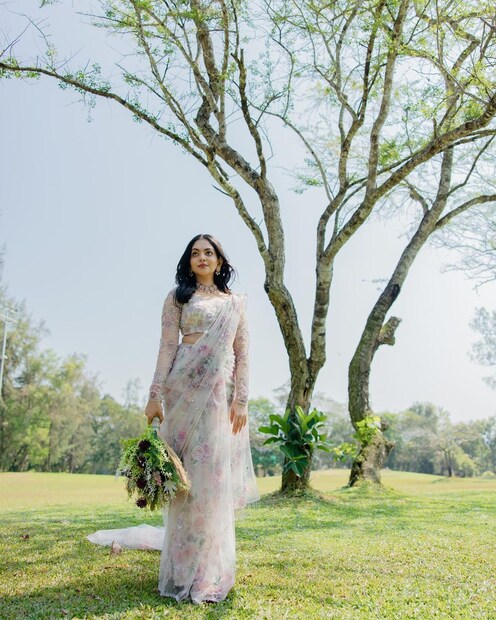  ഇതിനു പിന്നാലെ നിരവധി പേരാണ് കമന്റുമായി എത്തുന്നത്. അമ്പോ.. എന്ത് ലുക്ക്, ഒരു രക്ഷയുമില്ലെന്നാണ് ആരാധകർ പറയുന്നത്.
