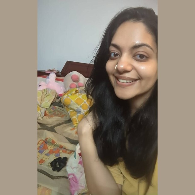 മുതിർന്നിട്ടും കൊച്ചുകുഞ്ഞുങ്ങൾ കളിക്കുന്ന സോഫ്റ്റ് ഡോൾസ്‌ ഈ കട്ടിലിൽ പലയിടങ്ങളിലായി ചിതറിക്കിടക്കുന്നത് കാണാം. എനിക്കും അനുജത്തിമാർക്കും ഞങ്ങളുടെ മുറി നിറയെ പാവകളുണ്ട് എന്ന് അഹാന. ഈ പതുപതുത്ത പാവക്കുട്ടികൾക്കിടയിലാണ് അഹാനയുടെ ഉറക്കം  