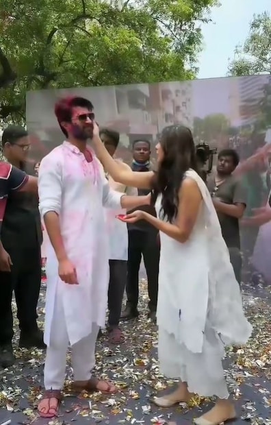 ഇവർ സ്റ്റേജിൽ നൃത്തം ചെയ്യുന്ന വീഡിയോകൾ നിരവധി ഫാൻ പേജുകൾ വഴി സോഷ്യൽ മീഡിയയിൽ വൈറലായി കഴിഞ്ഞു. വിജയ് ദേവരക്കൊണ്ടയുടെ കവിളില്‍ നിറങ്ങള്‍ പൂശുന്ന മൃണാളിന്‍റെ വീഡിയോ ആരാധകര്‍ ഏറ്റെടുത്തു.