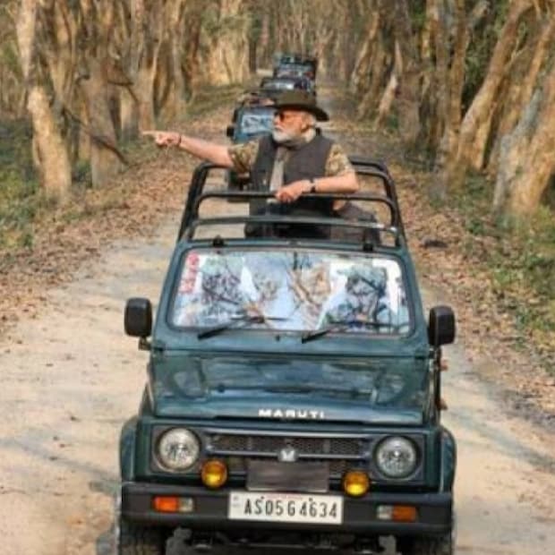 ആസാം പര്യടനത്തിന്റെ ഭാഗമായി കാസിരംഗ ദേശീയോദ്യാനം സന്ദർശിച്ച് പ്രധാനമന്ത്രി നരേന്ദ്ര മോദി. കാസിരംഗ ഡയറക്ടർ സൊനാലി ഘോഷും മറ്റ് വനം വകുപ്പ് ഉദ്യോഗസ്ഥർക്കുമൊപ്പം ശനിയാഴ്ച രാവിലെയാണ് പ്രധാനമന്ത്രി ആനപ്പുറത്തും ജീപ്പിലുമായി സവാരി നടത്തിയത്. മാർച്ച് എട്ട് മുതൽ പത്ത് വരെ നീളുന്ന പര്യടനത്തിൽ ആസാം, അരുണാചൽ പ്രദേശ്, പശ്ചിമ ബംഗാൾ, ഉത്തർപ്രദേശ് എന്നീ സംസ്ഥാനങ്ങൾ പ്രധാനമന്ത്രി സന്ദർശിക്കും. മോദിയുടെ സന്ദർശനത്തെത്തുടർന്ന് മാർച്ച് ഏഴ് മുതൽ ഒൻപത് വരെ പുറത്ത് നിന്നുള്ള സന്ദർശകർക്ക് കാസിരംഗയിൽ വിലക്ക് ഏർപ്പെടുത്തിയിട്ടുണ്ട്