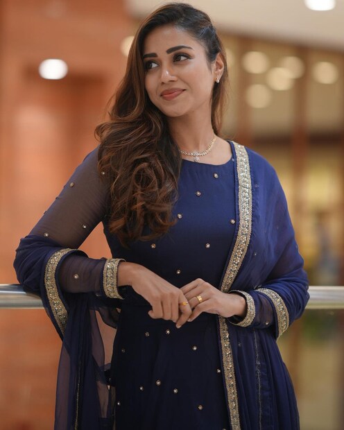  സിനിമാ മേഖലയിൽ പോലും, ഞാൻ ഒരിക്കലും ഒരു നിർമ്മാതാവിനോടും സംവിധായകനോടും നായകനോടും എന്നെ കാസ്റ്റ് ചെയ്യാനോ സിനിമ അവസരങ്ങൾ തരാനോ ആവശ്യപ്പെട്ടിട്ടില്ല. ഞാൻ 20 ലധികം സിനിമകൾ ചെയ്തിട്ടുണ്ട്, അതെല്ലാം എന്നെ തേടി വന്നതാണ്. ഒരിക്കലും ജോലിക്കും പണത്തിനും വേണ്ടി ഞാൻ അത്യാഗ്രഹിക്കില്ല. എന്നെക്കുറിച്ച് ഇതുവരെ പറഞ്ഞ ഒരു വിവരവും ശരിയല്ലെന്ന് എനിക്ക് ഉറപ്പിക്കാം.