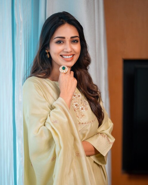  കുറച്ചു ദിവസങ്ങളായി ഞാനും കുടുംബവും കടുത്ത സമ്മർദ്ദത്തിലായിരുന്നു. ഇത്തരം തെറ്റായ വാർത്തകൾ പ്രചരിപ്പിക്കുന്നതിന് മുമ്പ് ഒന്ന് ചിന്തിക്കൂ. ഞാൻ വളരെ മാന്യമായ ഒരു കുടുംബത്തിൽ നിന്നാണ് വരുന്നത്. 16 വയസ്സ് മുതൽ ഞാൻ സാമ്പത്തികമായി സ്വതന്ത്രയും സ്ഥിരതയുള്ള ആളുമാണ്. എൻ്റെ കുടുംബം ഇപ്പോഴും ദുബായിലാണ് താമസിക്കുന്നത്. ഞങ്ങൾ 20 വർഷത്തിലേറെയായി ദുബായിൽ ഉണ്ട്.