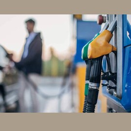 Petrol price | മറ്റു പല സംസ്ഥാനങ്ങളിലും പെട്രോൾ വില 100 രൂപയിൽ താഴെ; കേരളത്തിൽ ലിറ്ററിന് എത്ര നൽകണം? Petrol price | മറ്റു പല സംസ്ഥാനങ്ങളിലും പെട്രോൾ വില 100 രൂപയിൽ താഴെ; കേരളത്തിൽ ലിറ്ററിന് എത്ര നൽകണം?