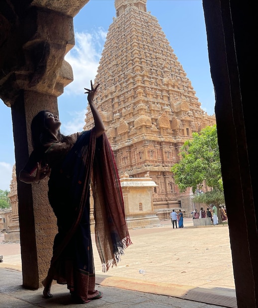  തഞ്ചാവൂര്‍ ക്ഷേത്രത്തിലെ മനോഹരമായ രാജഗോപുരത്തിന് മുന്നില്‍ നൃത്തം ചെയ്യുന്ന നര്‍ത്തകിയെ പോലെ പോസ് ചെയ്യുന്ന തന്‍വിയുടെ ചിത്രം അതിമനോഹരമെന്ന് ആരാധകര്‍ പറയുന്നു. 