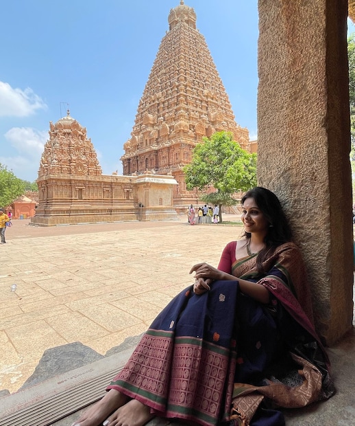  നീലയും ചുവപ്പും കോമ്പിനേഷനിലുള്ള പട്ടുസാരിയുടുത്ത് ഭസ്മക്കുറിയും തൊട്ട് മൂക്കുത്തിയിട്ട് അതിസുന്ദരിയായാണ് തന്‍വിയെ ചിത്രങ്ങളില്‍ കാണാനാവുക