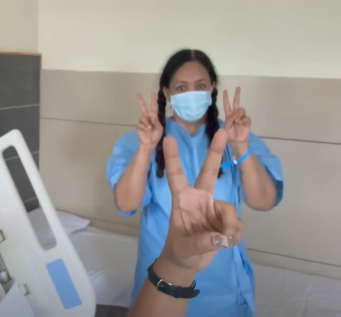  മുമ്പ് താരയ്ക്ക് തൈറോയ്ഡ് ശസ്ത്രക്രിയ നടത്തിയിരുന്നു. പിന്നീട് ശബ്ദം പതിയെ നഷ്ടമാകുന്ന സ്ഥിതിയിലേക്ക് എത്തിയിരുന്നു. ഇപ്പോള്‍ പൂര്‍ണമായും ശബ്ദം നഷ്ടപ്പെട്ട അവസ്ഥയിലാണെന്ന് താര കല്യാൺ വ്യക്തമാക്കുന്നു. താരയ്ക്ക് വേണ്ടി മകള്‍ സൗഭാഗ്യയാണ് വീഡിയോയില്‍ സംസാരിക്കുന്നത്. അമ്മയുടെ രോഗത്തെ കുറിച്ച് വ്യക്തമാക്കുകയാണ് സൗഭാഗ്യ.
