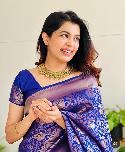  ആരാധകർ ഏറെയുള്ള പ്രിയ താരമാണ് നടന്‍ കൃഷ്ണ കുമാറിന്റെ നാല് മക്കളില്‍ രണ്ടാമത്തെ മകൾ ദിയ കൃഷ്ണ. മക്കൾ നാല് പേരും മലയാളികള്‍ക്ക് സുപരിചതരാണെങ്കിലും ദിയ സോഷ്യൽ മീഡിയയിൽ സജീവമാണ്. താരത്തിന്റെ എല്ലാ വിശേഷവും ആരാധകരുമായി സോഷ്യൽ മീഡിയയിലൂടെ പങ്കുവയ്ക്കാറുണ്ട്.