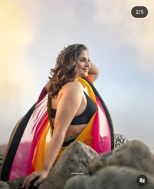  ഇതിനിടെയിൽ താരത്തിനെ കണ്ടുപിടിച്ച് നടി പ്രാചി തെഹ്ലാൻ രംഗത്ത് എത്തി. ‘‘മഞ്ഞ സാരിയുടുത്ത ടീച്ചറുടെ വലതു വശത്ത് നിൽക്കുന്ന ആദ്യത്തെ പെൺകുട്ടി. മുകളിൽ നിന്ന് മൂന്നാം നിരയിൽ. നീളം കുറഞ്ഞ മുടിയുള്ള കുട്ടി’’ എന്നാണു പ്രാചിയുടെ കമന്റ്.