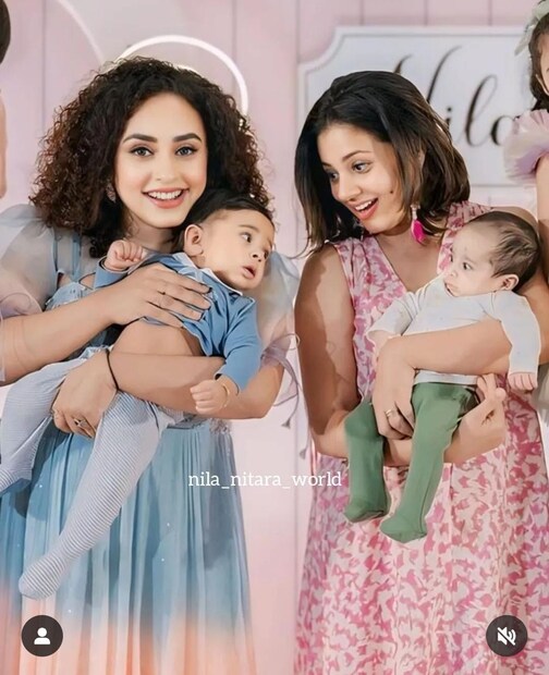  ഇതിൽ പേളിയുടെ സഹോദരി റെയ്ച്ചലാണ് നിറ്റാരയെ എടുത്തിരിക്കുന്നത്. പേളി റെയ്ച്ചലിന്റെ ഇളയകുട്ടി കയ് ബേബിയെയുമാണ്. ഈ ചിത്രം സോഷ്യൽ മീഡിയയിൽ വൈറലായിരിക്കുകയാണ്.