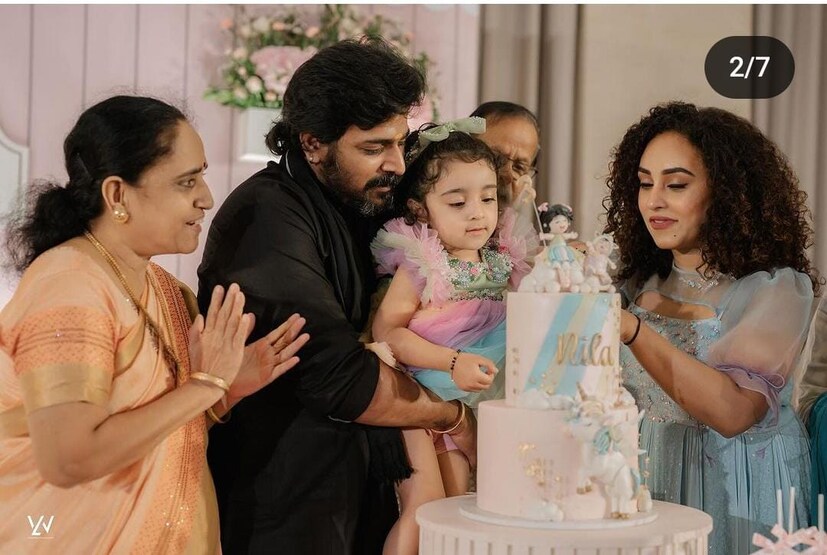  ഇപ്പോഴിതാ ശ്രിനിഷ് അരവിന്ദിന്റേയും പേളി മാണിയുടേയും മൂത്ത മകൾ നില മൂന്നാം വയസ്സിലേക്ക് കടന്നതിന്റെ വിശേഷങ്ങളാണ് സോഷ്യൽ മീഡിയയിൽ നിറഞ്ഞ് നിൽക്കുന്നത്.