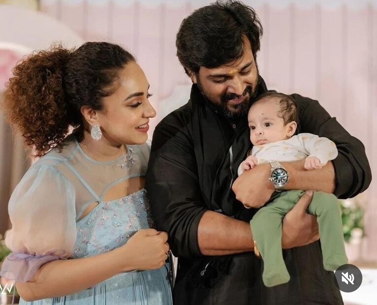  കഴിഞ്ഞ ജനുവരിയിൽ ആണ് പേളിക്കും ശ്രീനിക്കും രണ്ടാമത്തെ കുഞ്ഞ് ജനിച്ചത്. നിറ്റാര എന്നാണ് രണ്ടാമത്തെ കുട്ടിയുടെ പേര്. ഇതിന്റെ വിശേഷവും താരം പങ്കുവയ്ക്കാറുണ്ട്‌.