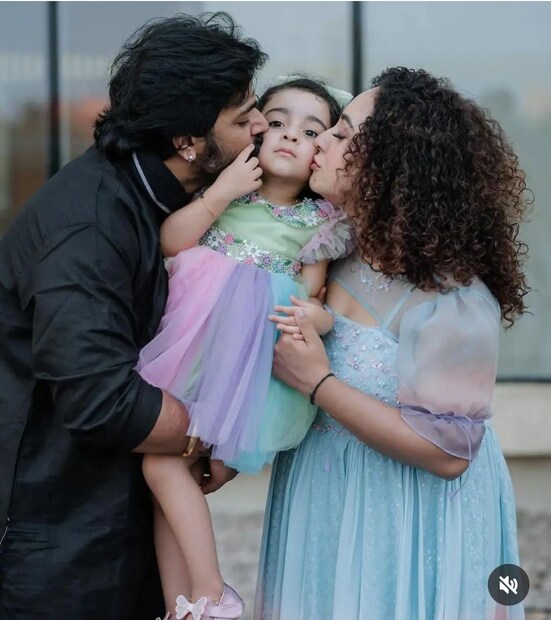  മലയാളി മനസ്സിലെ പ്രിയ താരദമ്പതികളുടെ ലിസ്റ്റിൽ മുൻപന്തിയിൽ തന്നെ പേളി ശ്രീനിഷ് ഇടം പിടിച്ചിട്ടുണ്ട്. ബിഗ് ബോസിലൂടെ പരിചയപ്പെട്ട് പിന്നീട് പ്രണയത്തിലേക്കും വിവാഹത്തിലേക്കും എത്തിയ ഇവർക്ക് ഇന്ന് നിരവധി ആരാധകരാണുള്ളത്.