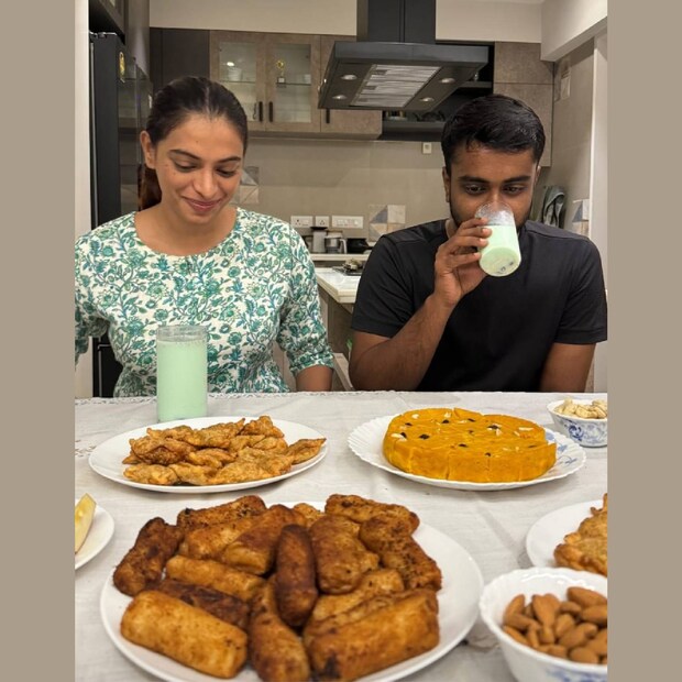 നടി അനാർക്കലി മരയ്ക്കാർ പോസ്റ്റ് ചെയ്ത നോമ്പുതുറയുടെ ചിത്രമാണിത്. മേശപ്പുറത്തു വിഭവസമൃദ്ധമായ ഭക്ഷണം അണിനിരക്കുന്നു. അതിന്റെ മുന്നിൽ രണ്ടുപേരെയും കാണാം. ഒരാൾ ഇന്ന് മലയാളയ്കൾ ഏറെ ചർച്ചചെയ്യപ്പെട്ടു കഴിഞ്ഞ നായികയാണ്. മറ്റെയാൾ ഛായാഗ്രാഹകനും. സിനിമയിൽ കണ്ട ലുക്കിൽ നിന്നും നേരിൽ കാണുമ്പോൾ ആളെ തിരിച്ചറിയാൻ കഴിഞ്ഞില്ലെന്നു വരും നടി അനാർക്കലി മരയ്ക്കാർ പോസ്റ്റ് ചെയ്ത നോമ്പുതുറയുടെ ചിത്രമാണിത്. മേശപ്പുറത്തു വിഭവസമൃദ്ധമായ ഭക്ഷണം അണിനിരക്കുന്നു. അതിന്റെ മുന്നിൽ രണ്ടുപേരെയും കാണാം. ഒരാൾ ഇന്ന് മലയാളയ്കൾ ഏറെ ചർച്ചചെയ്യപ്പെട്ടു കഴിഞ്ഞ നായികയാണ്. മറ്റെയാൾ ഛായാഗ്രാഹകനും. സിനിമയിൽ കണ്ട ലുക്കിൽ നിന്നും നേരിൽ കാണുമ്പോൾ ആളെ തിരിച്ചറിയാൻ കഴിഞ്ഞില്ലെന്നു വരും