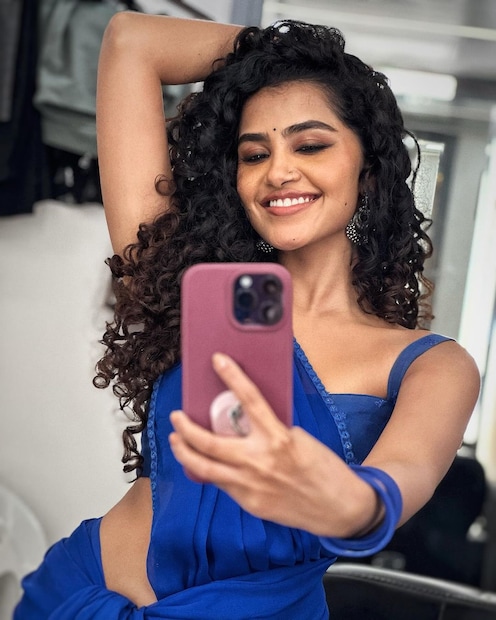  അനുപമ അഭിനയിച്ച സിനിമയുടെ വിജയാഘോഷമാണ് അവിടെ നടന്നതെന്നും അവരുടെ സന്തോഷം പ്രകടിപ്പിക്കാൻ അനുവദിക്കാത്തത് പ്രാകൃതമായ നടപടിയാണെന്നുമാണ് പലരും പറഞ്ഞത്. അത്തരമൊരു സാഹചര്യത്തെ പക്വതയോടെ കൈകാര്യംചെയ്തതിന് അനുപമയെ അഭിനന്ദിക്കുന്നവരും ഏറെയാണ്.