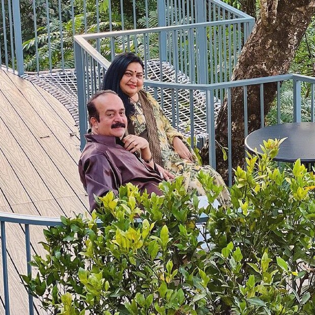 നടൻ ഗോവിന്ദ് പത്മസൂര്യയുടെയും ഗോപിക അനിലിന്റേയും വിവാഹത്തിനാണ് നടൻ സായ് കുമാർനെയും ഭാര്യ ബിന്ദു പണിക്കരെയും ഏറ്റവും ഒടുവിലായി ഏവരും പൊതുചടങ്ങിൽ കണ്ടത്. അന്ന് സായ് കുമാർ തീരെ അവശനായി കാണപ്പെട്ടിരുന്നു. എന്നാൽ പ്രായത്തെ വീണ്ടും നാടുകടത്തുകയാണ് ഈ ദമ്പതികൾ. മകൾ കല്യാണിക്കൊപ്പം റിസോർട്ടിൽ അവധിയാഘോഷിക്കുകയാണ് സായ് കുമാറും ബിന്ദുവും നടൻ ഗോവിന്ദ് പത്മസൂര്യയുടെയും ഗോപിക അനിലിന്റേയും വിവാഹത്തിനാണ് നടൻ സായ് കുമാർനെയും ഭാര്യ ബിന്ദു പണിക്കരെയും ഏറ്റവും ഒടുവിലായി ഏവരും പൊതുചടങ്ങിൽ കണ്ടത്. അന്ന് സായ് കുമാർ തീരെ അവശനായി കാണപ്പെട്ടിരുന്നു. എന്നാൽ പ്രായത്തെ വീണ്ടും നാടുകടത്തുകയാണ് ഈ ദമ്പതികൾ. മകൾ കല്യാണിക്കൊപ്പം റിസോർട്ടിൽ അവധിയാഘോഷിക്കുകയാണ് സായ് കുമാറും ബിന്ദുവും