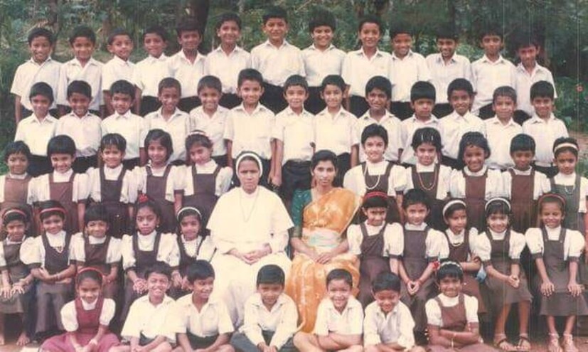  ”എന്നെന്നും ഓര്‍മ്മയില്‍ സൂക്ഷിക്കുന്ന നിമിഷങ്ങള്‍. നിങ്ങള്‍ക്ക് കഴിയുമെങ്കില്‍ എന്നെ കണ്ടുപിടിക്കൂ” എന്ന് കുറിച്ച് കൊണ്ടായിരുന്നു പഴയ സ്കൂൾ ഗ്രൂപ്പ് ഫോട്ടോയാണ് താരം പങ്കുവച്ചത്.