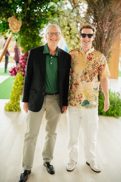  പച്ചനിറത്തിലുള്ള കോട്ടും ടീ ഷര്‍ട്ടും ധരിച്ചെത്തിയ ബില്‍ഗേറ്റ്സിനൊപ്പം കടുവയുടെ ചിത്രം പ്രിന്‍റ് ചെയ്ത കുര്‍ത്ത അണിഞ്ഞാണ് സക്കര്‍ബര്‍ഗ് എത്തിയത്. ഇതിന്‍റെ ചിത്രങ്ങളും വൈറലാണ്.