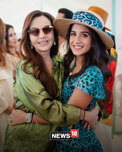  അനന്തിന്‍റെ പ്രതിശ്രുതവധു രാധികയും സ്റ്റൈലന്‍ ലുക്കിലാണ് എത്തിയത്. നീലനിറത്തിലുള്ള ഫ്രോക്കില്‍ പുലിയുടെ കറുത്ത പുള്ളികളുള്ള കോസ്റ്റ്യൂമിലാണ് രാധിക ഏവരുടെയും മനംകവര്‍ന്നത്.