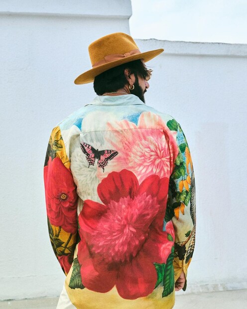  മുന്‍വശത്തും കടുവയും പിന്‍വശത്ത് പൂമ്പാറ്റയും പൂക്കളും പ്രിന്‍റ് ചെയ്ത ഷര്‍ട്ടിനൊപ്പം കൌബോയ് ക്യാപ്പും കൂളിംഗ് ഗ്ലാസും മാറ്റുകൂട്ടി