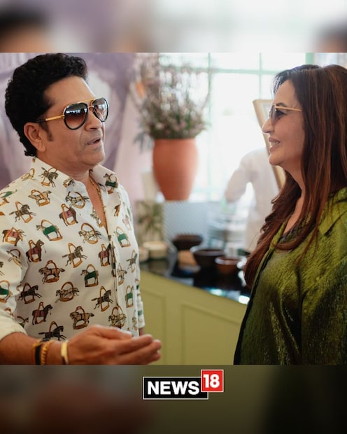  കുതിരയുടെ ചിത്രമുള്ള പാറ്റേണില്‍ കിടിലന്‍ ലുക്കിലാണ് ക്രിക്കറ്റ് ഇതിഹാസം സച്ചിന്‍ ടെന്‍ഡുല്‍ക്കര്‍ രണ്ടാംദിനത്തിലെത്തിയത്. റിയലന്‍സ് ഫൌണ്ടേഷന്‍ ചെയര്‍പേഴ്സണ്‍ നിതാ അംബാനിക്കൊപ്പം കുശലം പറയുന്ന സച്ചിന്‍റെ ചിത്രം വൈറലാണ്