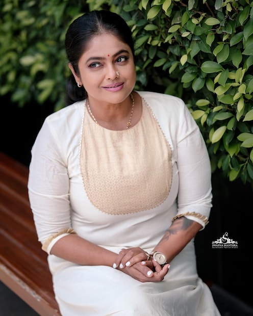 ഗർഭകാലത്തിന്റെ എട്ടാം മാസം വരെ സിനിമാ ഷൂട്ടിങ്ങിനു ചിലവഴിച്ച പാരമ്പര്യമുണ്ട്  മഞ്ജു പിള്ളയ്ക്ക്. ഒടുവിൽ മഞ്ജുവിന്റെ രംഗം കണ്ട് നടി മാലാ പാർവതിയുടെ അമ്മ ഡോക്ടർ ലളിത മഞ്ജുവിനെ വിളിച്ചു താക്കീതു നൽകുകയുണ്ടായി 
