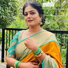 'ലൊക്കേഷനിൽ പ്രസവിക്കാനാണോ തീരുമാനം'; ആ രംഗത്തിലെ എട്ടു മാസം ഗർഭിണിയായ മഞ്ജു പിള്ളക്ക് ഡോക്ടർ നൽകിയ താക്കീത് 'ലൊക്കേഷനിൽ പ്രസവിക്കാനാണോ തീരുമാനം'; ആ രംഗത്തിലെ എട്ടു മാസം ഗർഭിണിയായ മഞ്ജു പിള്ളക്ക് ഡോക്ടർ നൽകിയ താക്കീത്