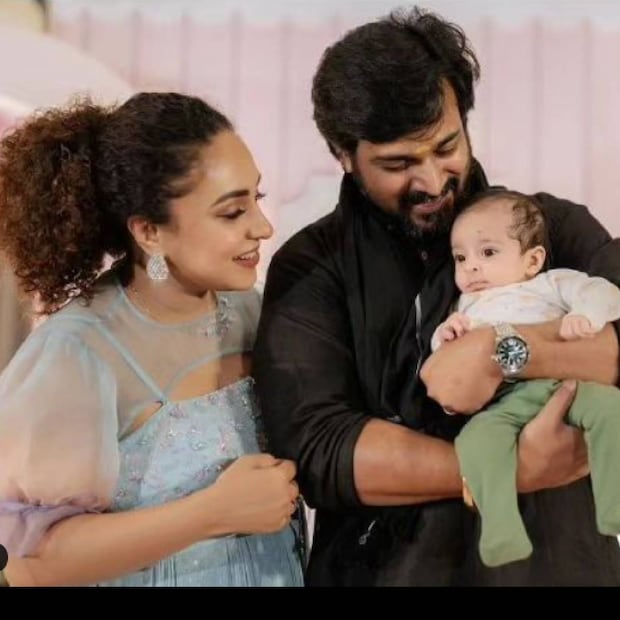 അപ്പോഴും പേളി പ്രാതൽ കഴിച്ചിട്ടുണ്ടാവില്ല. പിന്നെ ബ്രേക്ക്ഫാസ്റ്റ് തയാറാക്കൽ. ജിം ട്രെയിനർ വീട്ടിൽ വരുന്നതും, നേരെ ജിമ്മിലേക്ക്. പേളിയുടെ ഒപ്പം ഭർത്താവ് ശ്രീനിഷ് അരവിന്ദും ജിം പരിശീലനത്തിൽ കൂടെക്കൂടും. അത് കഴിഞ്ഞാൽ നില സ്കൂൾ വിട്ടുവരാൻ സമയമാകും
