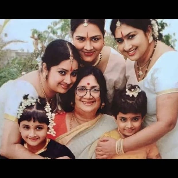 ഉർവശിയും കല്പനയും കലാരഞ്ജിനിയും അവരുടെ അമ്മ വിജയലക്ഷ്മിക്കൊപ്പം. കുട്ടികളായ കുഞ്ഞാറ്റയും ശ്രീമയിയുമാണ് ചിത്രത്തിലെ മറ്റു രണ്ടുപേർ 