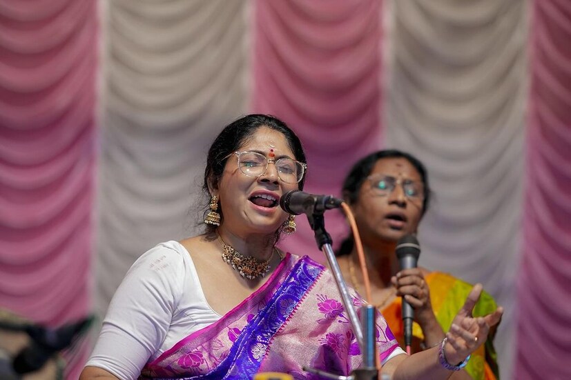 അമ്മ ലതികയേ സാക്ഷിയാക്കിയാണ് അഭയ കച്ചേരി നടത്തിയത്. 'ഒരു അരങ്ങേറ്റ കച്ചേരി നടത്തുക എന്ന അവിശ്വസനീയമായ കാര്യം ഞാൻ ചെയ്തു. പലപ്പോഴും എനിക്ക് തന്നെ വിശ്വസിക്കാൻ സാധിച്ചിട്ടില്ല. കുടുംബത്തിലെ സംഗീത വിദ്വാന്മാർ പലരും ചെയ്യാത്ത കാര്യം ഞാൻ ചെയ്തു എന്ന് അഹങ്കാരം അല്ല...