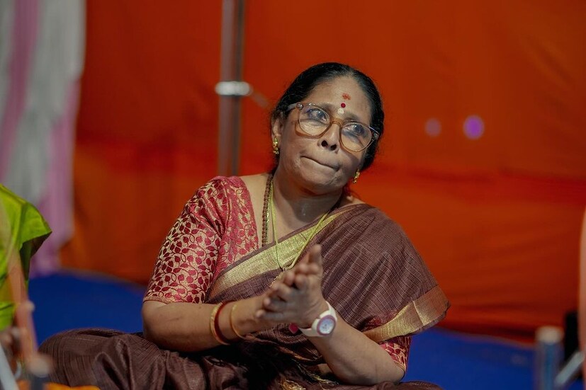 ആദ്യമേ 'അമ്മ ഒരു പ്രൊഫഷണൽ കച്ചേരി ആർട്ടിസ്റ്റിനെ പോലെ എന്നെ പേടിപ്പിച്ചെങ്കിലും, പേടിപ്പിച്ചിട്ടു ഒരു കാര്യവുമില്ല എന്ന് മനസിലാക്കി 'അമ്മ അവസാനം എങ്ങനെയെങ്കിലും, വൃത്തിയായി പാടിയാൽ മതി എന്ന പോയിന്റിൽ എത്തി. ഒരു ഗുരുവിനു വേണ്ടത് ക്ഷമയും സമാധാനവും അറിവും ആണ്. മിനി ചേച്ചി ഉള്ളത് കൊണ്ട് മാത്രമാണ് ഈ ഒരു കാര്യം സാധിച്ചത്. മഹാരാജാസ് കോളേജിലെ സംഗീത വിഭാഗം HoD ആണ്...