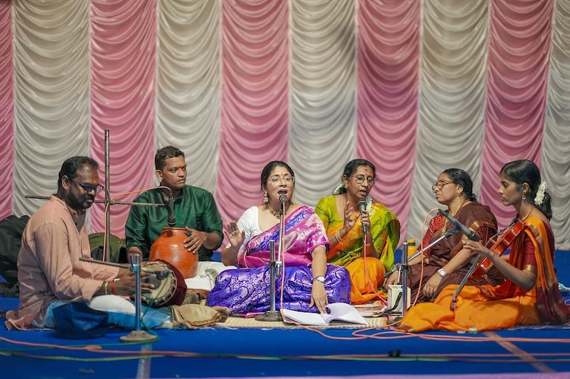 അതിലുപരി ഗുരുക്കന്മാരുടെ ഗുരുക്കളെ പഠിപ്പിക്കുന്ന ജ്ഞാനസ്ത. കൂടെ നിന്ന് ആത്മവിശ്വാസം തന്ന എന്റെ പക്കമേളക്കാർ. ഇതുവരെയും പഠിപ്പിച്ച സകലഗുരുക്കന്മാർക്കും സാഷ്ടാംഗ പ്രണാമം. എന്തെങ്കിലും മഹത്തരമായ കാര്യങ്ങൾ ചെയ്യുമ്പോൾ അത് ആരോ നമ്മളെ കൊണ്ട് ചെയ്യുക്കുന്നു എന്നെ എനിക്ക് വിശ്വസിക്കാൻ സാധിക്കുന്നുള്ളൂ, അത് അച്ഛൻ ആണ് എന്ന് വിശ്വസിക്കാൻ ആണ് എനിക്കിഷ്ടം. കൂടെ നിന്ന അപ്പുനും, കിളിക്കും കയ്യടിച്ചു പ്രോത്സാഹിപ്പിച്ച എന്റെ അമ്മയുടെയും  അച്ഛന്റെയും കുടുംബത്തിന് എന്റെ നാട്ടുകാരോട്, ദൈവത്തിനോട് നന്ദി,' അഭയ കുറിച്ചു