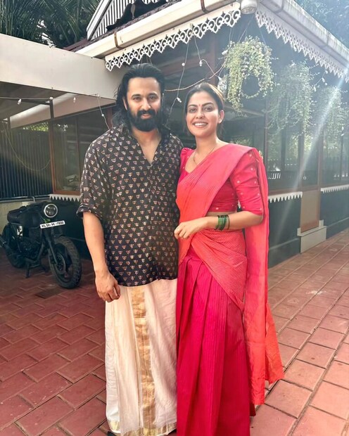  'ഹാപ്പി ബർത്ത്ഡേ ഉണ്ണിച്ചേട്ടാ', എന്നാണ് താരം കുറിച്ചത്. ഉണ്ണിയോടൊപ്പമുള്ള ചിത്രവും താരം പങ്കുവെച്ചു. 'തത്സമയം ഒരു പെൺകുട്ടി' എന്ന ചിത്രത്തിലെ 'എന്തേ ഹൃദയതാളം മുറുകിയോ' എന്ന മനോഹര ഗാനത്തിന്റെ പശ്ചാത്തല സംഗീതത്തിന് ഒപ്പമാണ് ചിത്രം പങ്കുവെച്ചിരിക്കുന്നത്.