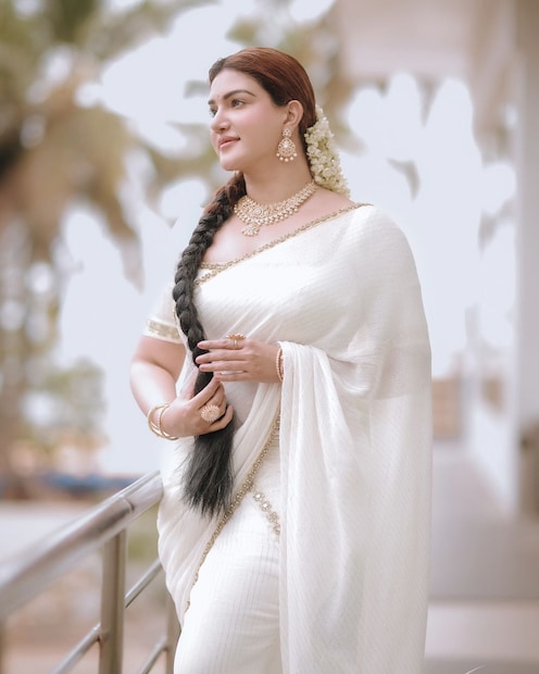  നാടെങ്ങും വിഷു ആഘോഷത്തിൽ മുഴുകിയിരിക്കുകയാണ്. സിനിമാതാരങ്ങളും ആഘോഷത്തിൽ തന്നെയാണ്.